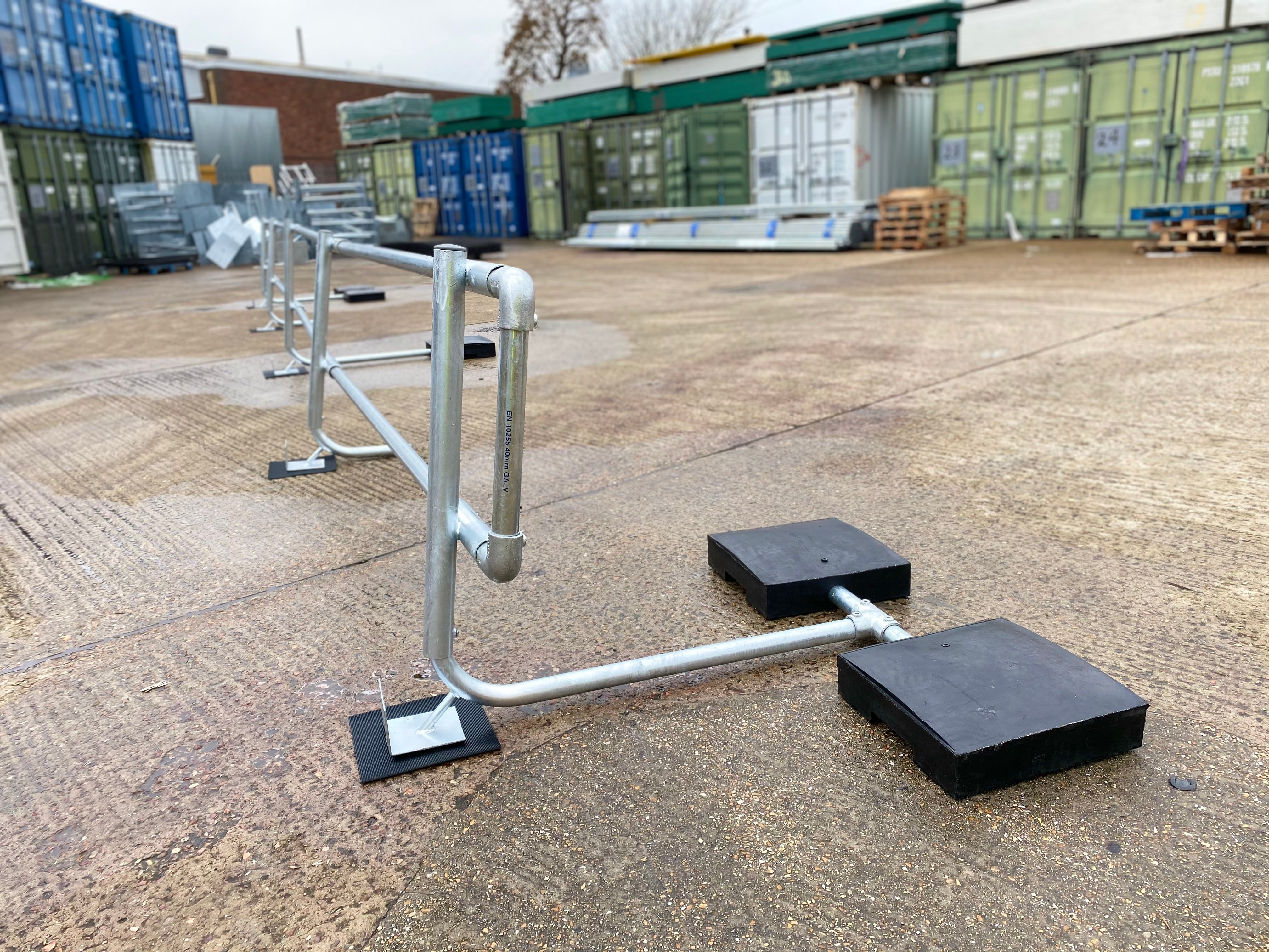 Freestanding guardrail end post Lockinex